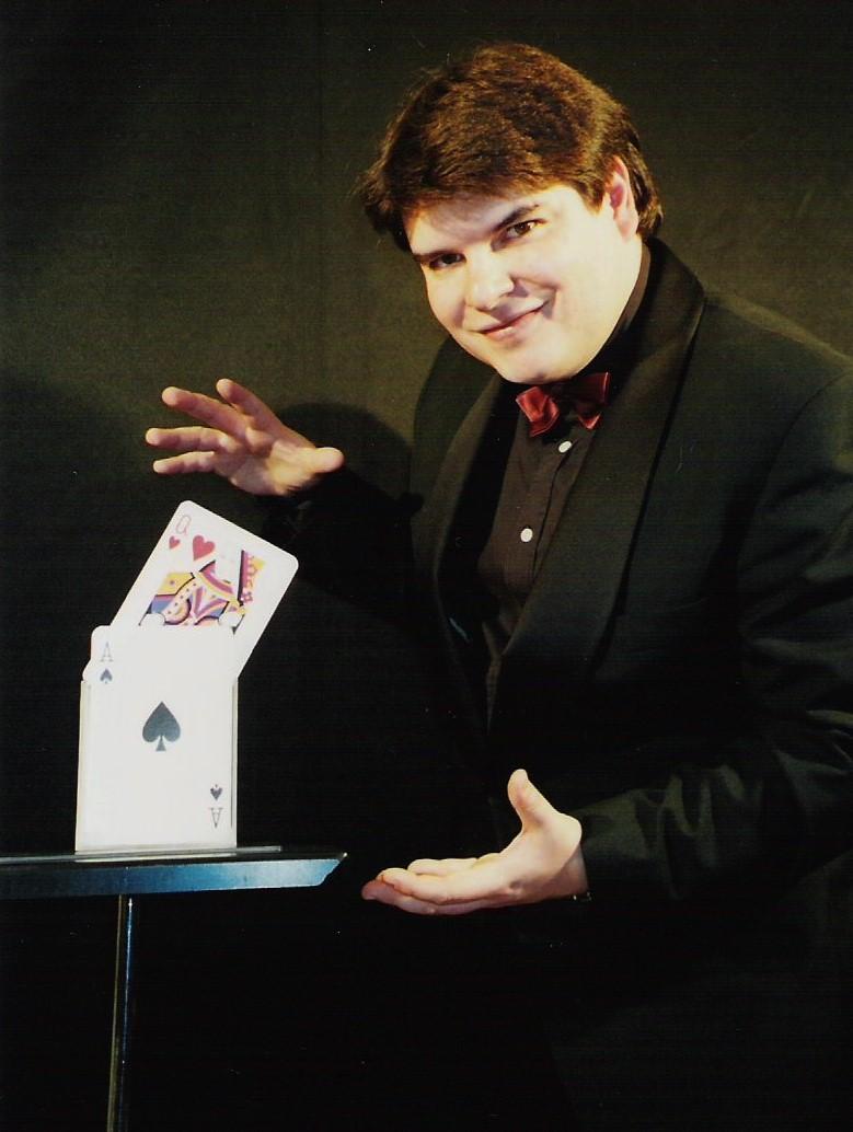 Goochelaar Olivier OK MAGICS met stijgende reuzen kaarten