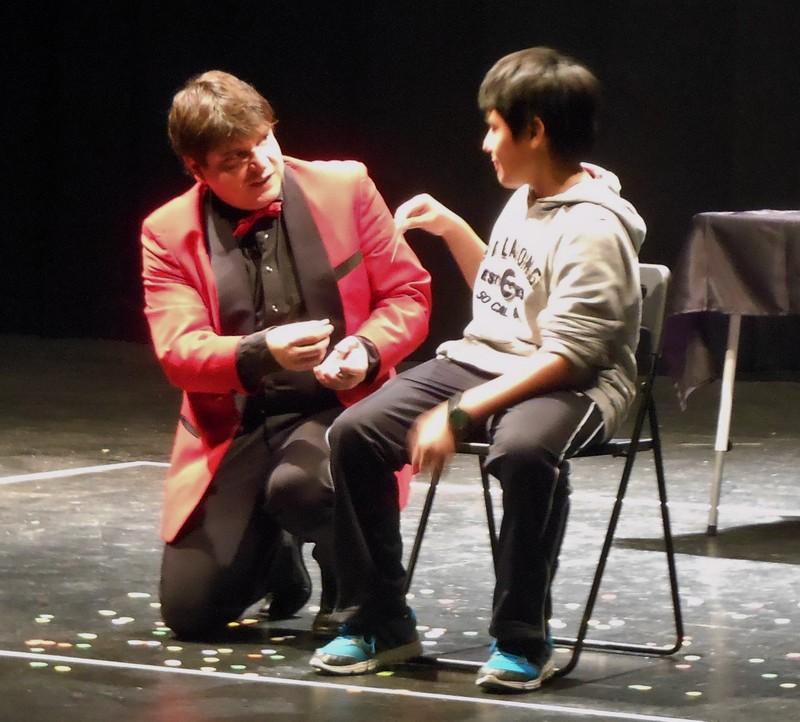 Goochelaar Olivier OK MAGICS bij het vertonen van een interactieve truc met een jongen in Peralta Spanje 2014