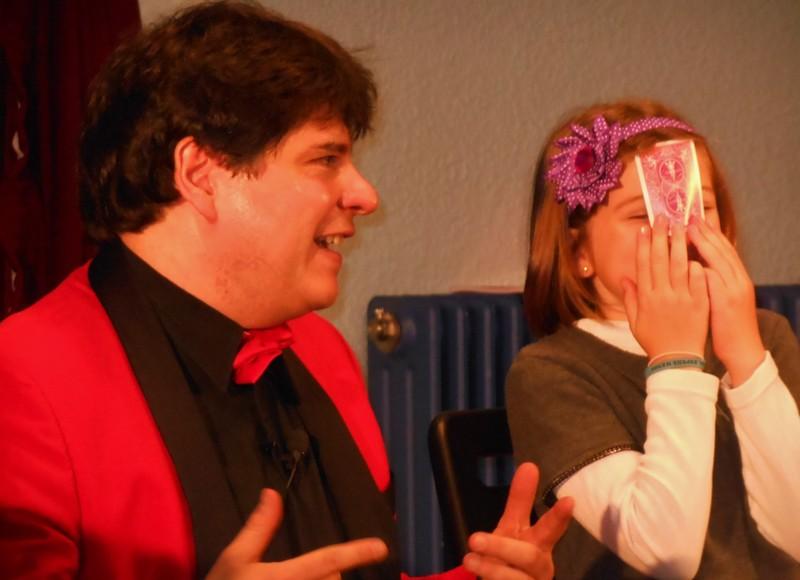 Zauberer Olivier OK MAGICS performt einen interaktiven Trick mit einem Mädchen in Tajonar Spanien während der Halloween Tour im Herbst 2014