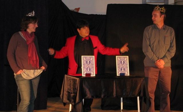 Magicien Olivier OK MAGICS présentant un numéro interactif avec un couplle durant Jubilée Show à Bruxelles en 2010