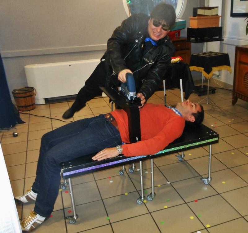 Goochelaar Olivier OK MAGICS vertoont Electrische Zaag illusie in Frankrijk 2013