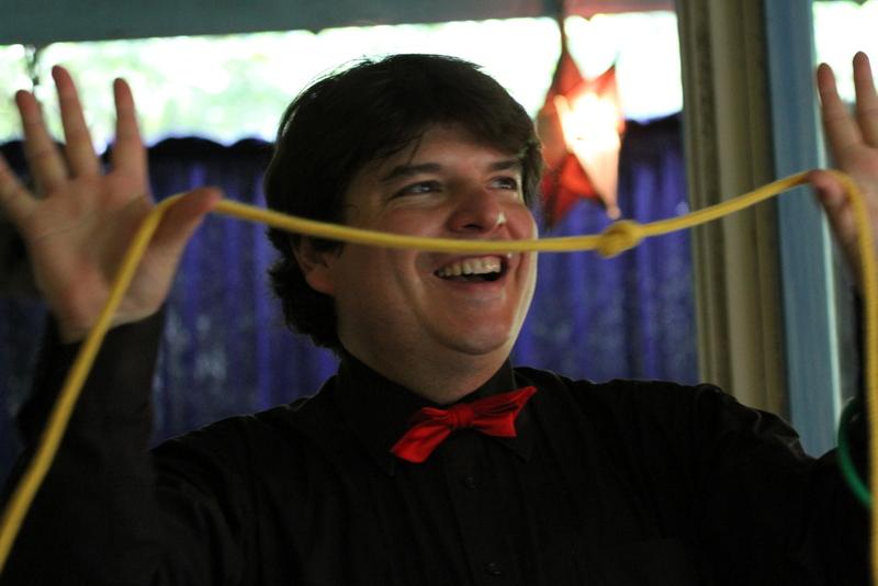 Goochelaar Olivier OK MAGICS vertoont truc met touw in België 2014
