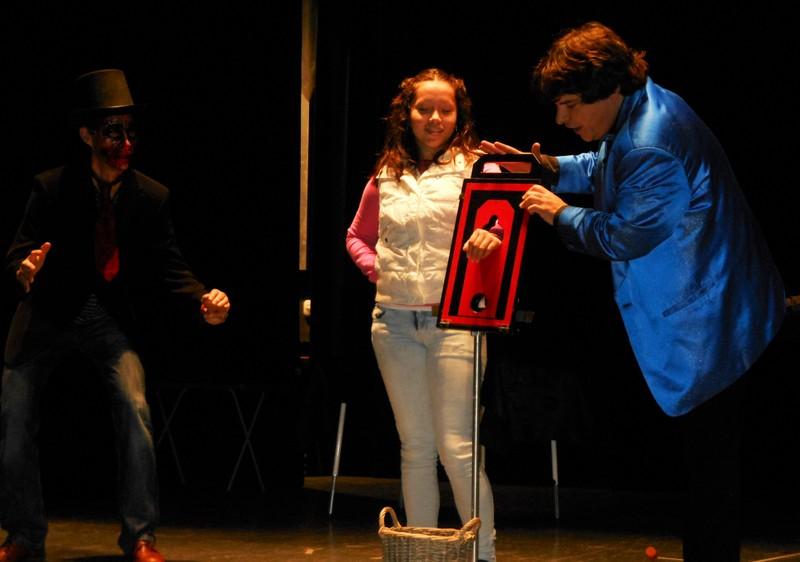 Goochelaar Olivier OK MAGICS veroont Arm Guillotine in Tudela Spanje Halloween Tour 2013