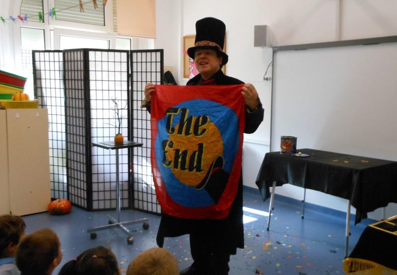 Gochelaar Olivier OK MAGICS optreden in kleuterschool in Pamplona Spanje 2014