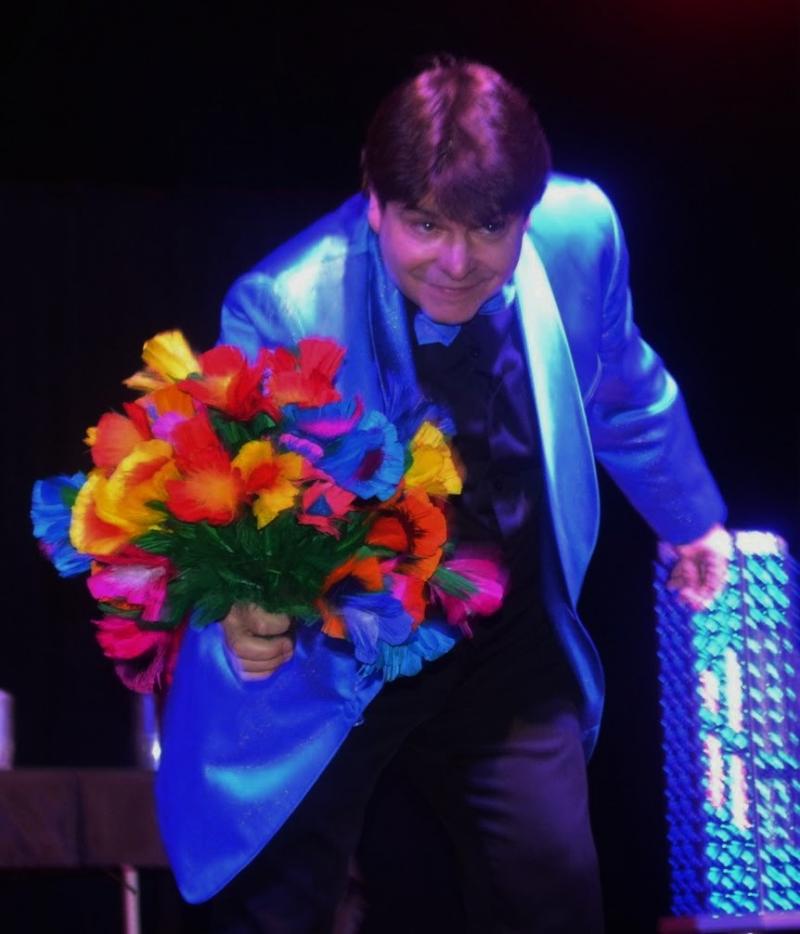 Magician Olivier Klinkenberg OK MAGICS appearing of flowers