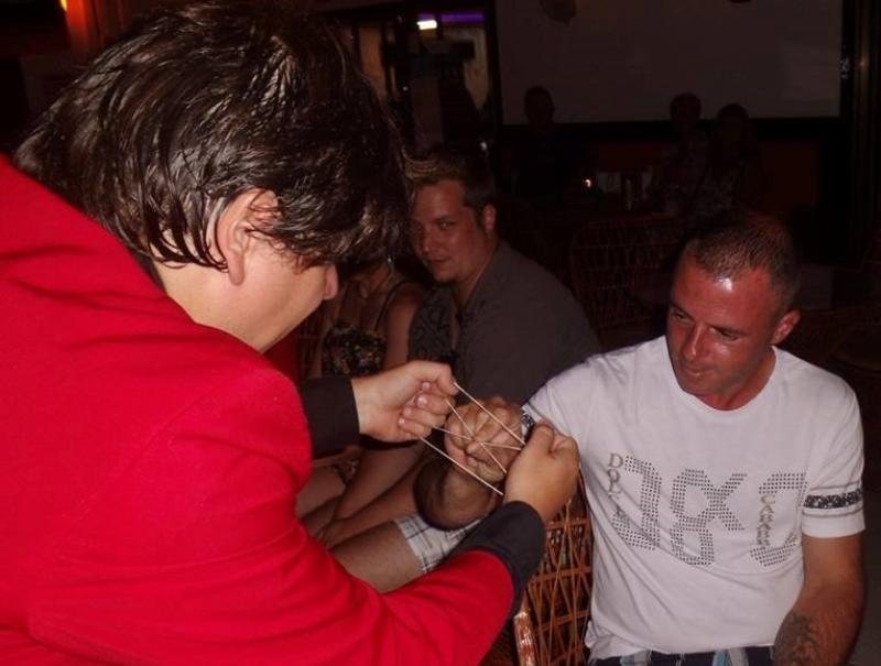 Goochelaar Olivier Klinkenberg OK MAGICS interactieve close-up tovertruc met toeschouwer in een bar op Tenerife Spanje juli 2015