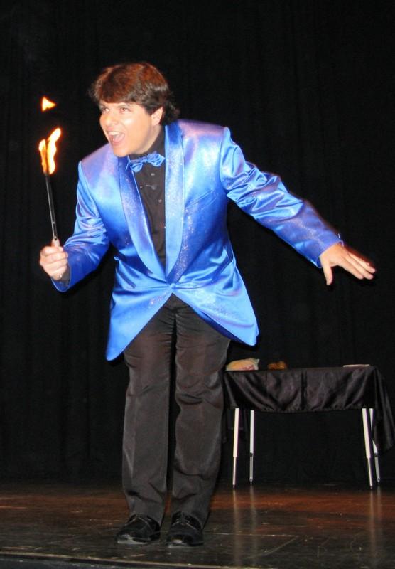 Zauberer Olivier OK MAGICS mit Feuerstab in Jubilée Show Le Bouche à Oreille in Brussel Mai 2010