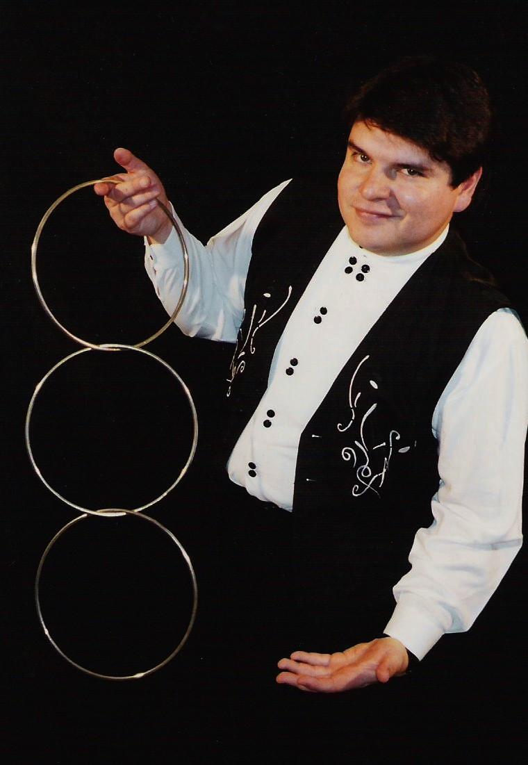 Zauberer Olivier OK MAGICS mit chinesischen Ringen