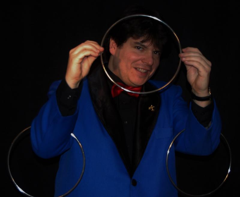Magician Olivier OK MAGICS with linking rings