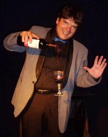Magicien Olivier Klinkenberg OK MAGICS avec verre de vin en lévitation à Ténérife Espagne en septembre 2015