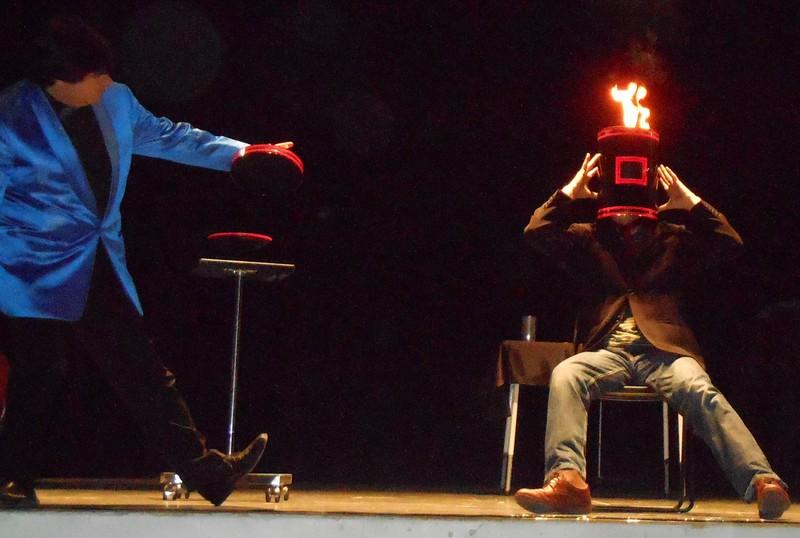 Zauberer Olivier OK MAGICS performt Illusion des brennenden Kopfes in Tudela Spanien 2013