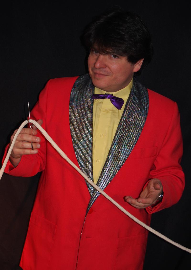 Zauberer Olivier OK MAGICS beim zerschneiden eines Seils