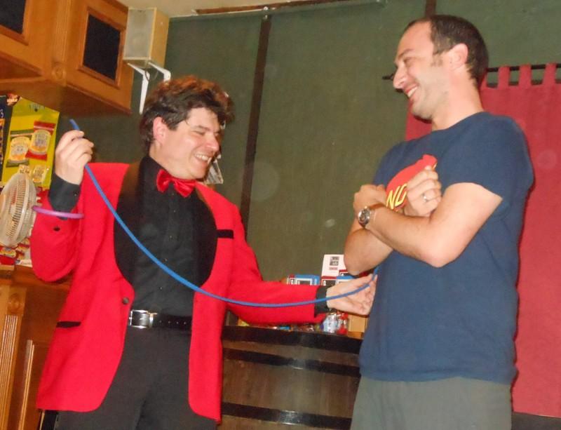 Zauberer Olivier OK MAGICS bei der Vorführung eines Close-up Tricks in einem Pub in Schottland UK