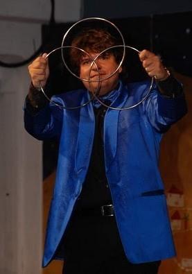 Zauberer Olivier OK MAGICS bei der Vorführung der Chinesischen Ringen in Tindaya Fuerteventura im Sommer 2010