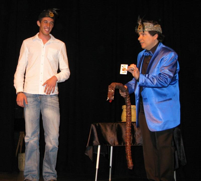 Zauberer Olivier OK MAGICS bei der Vorführung eines Fakir-Tricks mit jungem Zuschauer während seiner Jubilée Show in Brüssel 2010