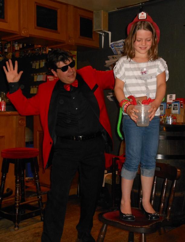 Zauberer Olivier OK MAGICS performt Wasser-Trick mit einem Mädchen in Schottland 2012