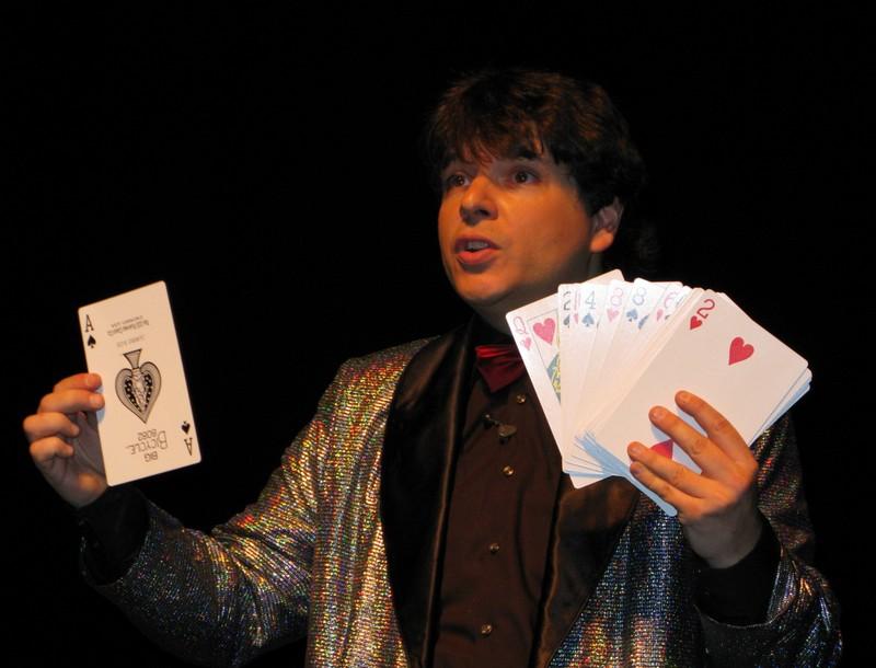 Zauberer Olivier OK MAGICS präsentiert einen Trick mit Riesenkarten während seiner Jubilée Show in Brüssel 2010