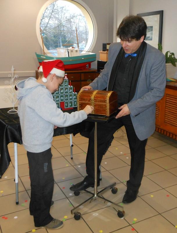 Zauberer Olivier OK MAGICS bei der Vorführung eines Weihnachts-Tricks mit Jungen in Frankreich 2013