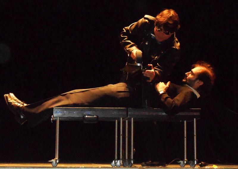 Zauberer Olivier dei der Vorführung der Elektrischen Sägen-Illusion in Tudela Spanien 2013