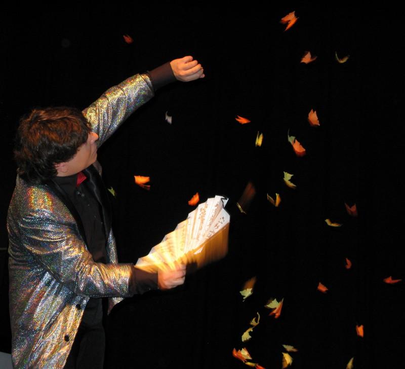 ZAuberer Olivier OK MAGICS bei der Vorführung der fliegenden Schmetterlingen während seiner Jubiée Show in Brüssel 2010