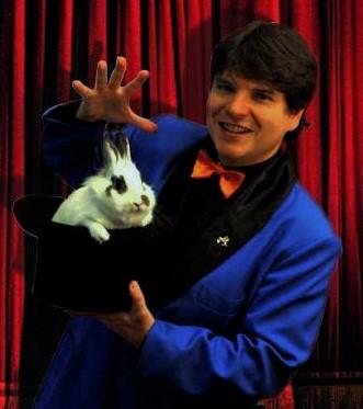 Magician Olivier OK MAGICS avec lapin apparaissant d'un chapeau