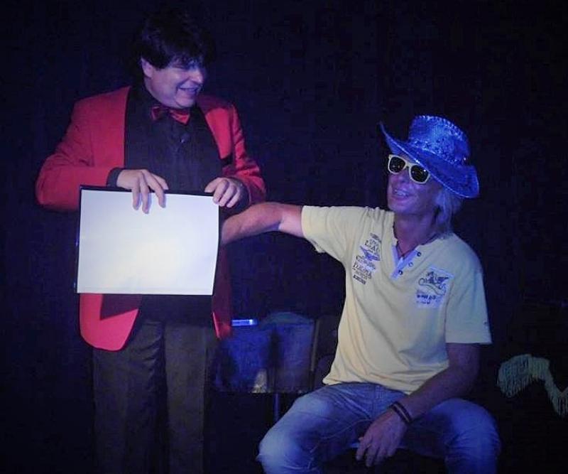 Magicien Olivier Klinkenberg OK MAGICS magie comique interactive avec spectateur à Ténérife Espagne juillet 2015